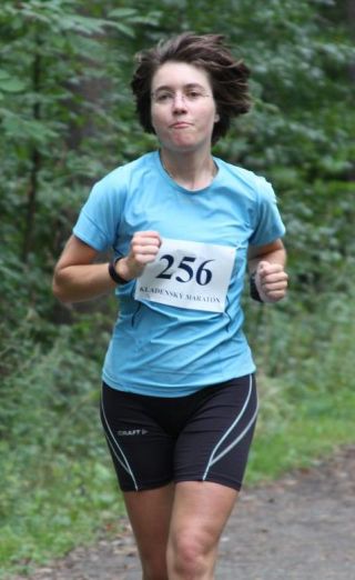 bežící žena v modrém tričku