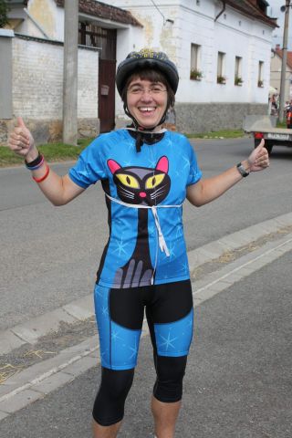 žena pózující před startem cyklistické části triatlonu